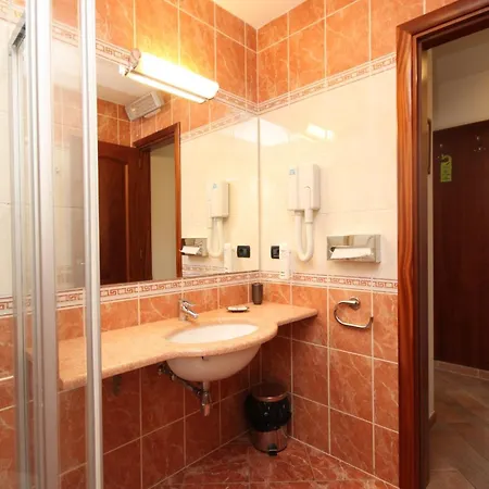 Apartment Seaside With A Swimming Pool - 7561 Trogir