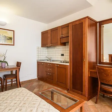 Apartment Seaside With A Swimming Pool - 7561 Trogir